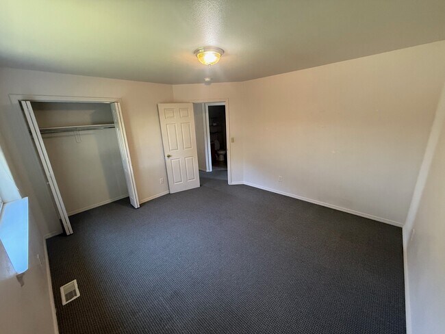Building Photo - 913 Cardinal Dr