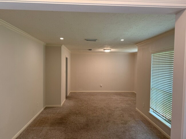 Building Photo - 515 Tresvant Dr