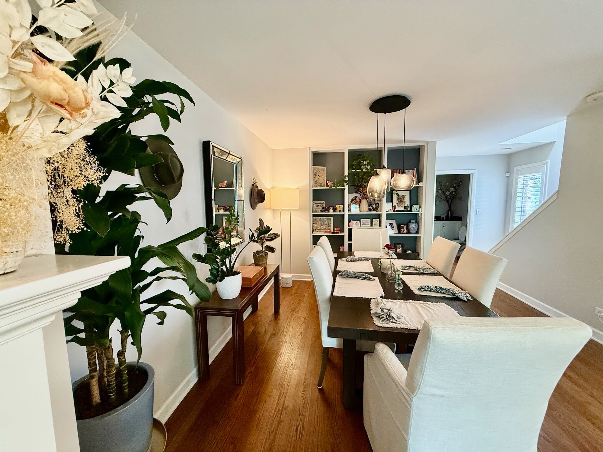 Building Photo - 747 W Dickens Ave