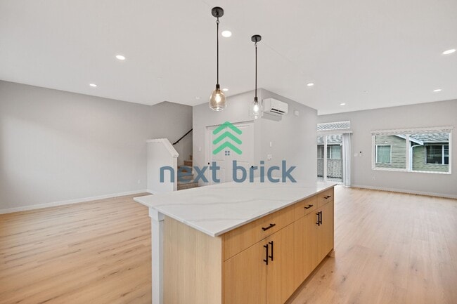 Building Photo - 3 BED & 2.5 BATH TOWNHOUSE FOR RENT