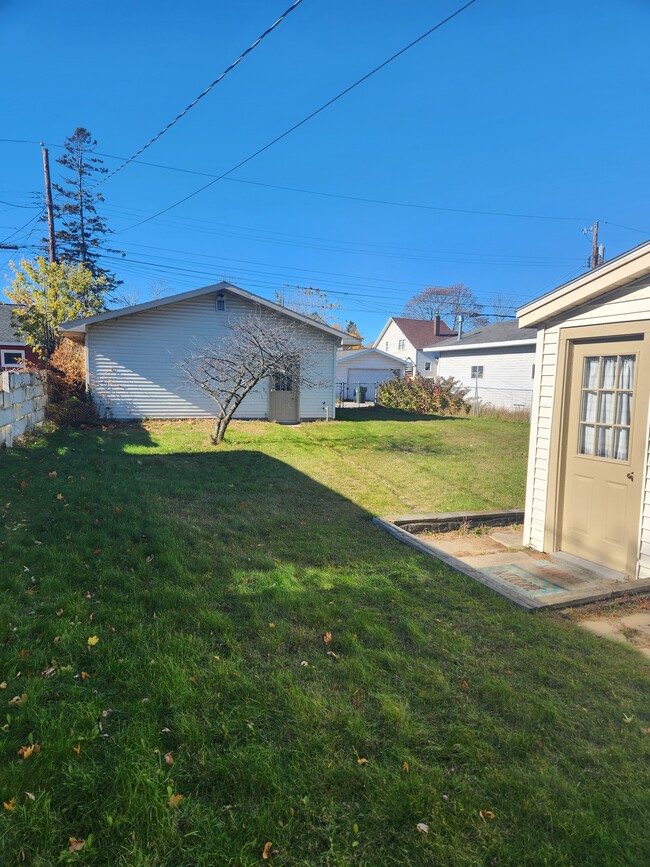 Building Photo - 326 S 13th St