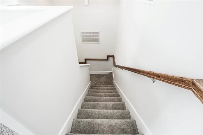 Building Photo - 5648 Larkin St