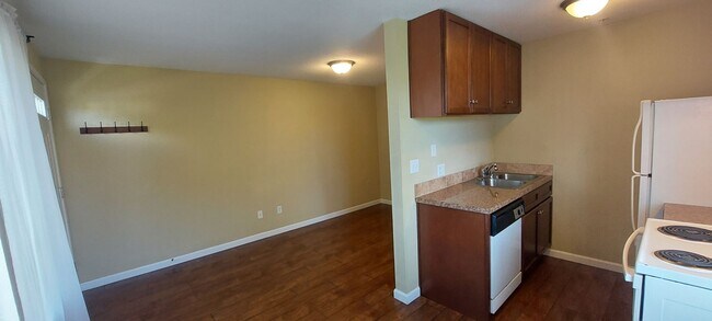 Building Photo - Lovely 1 Bedroom Apartment in the Lettered Streets District
