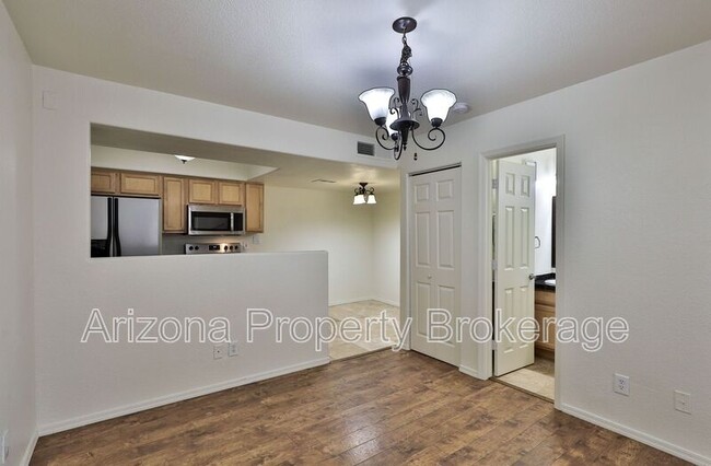 Building Photo - 2121 W Royal Palm Rd