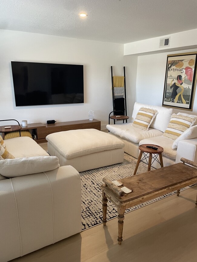 Building Photo - 204 16th St