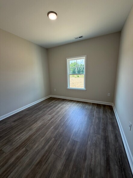 Building Photo - 407 Creeks Edge Dr