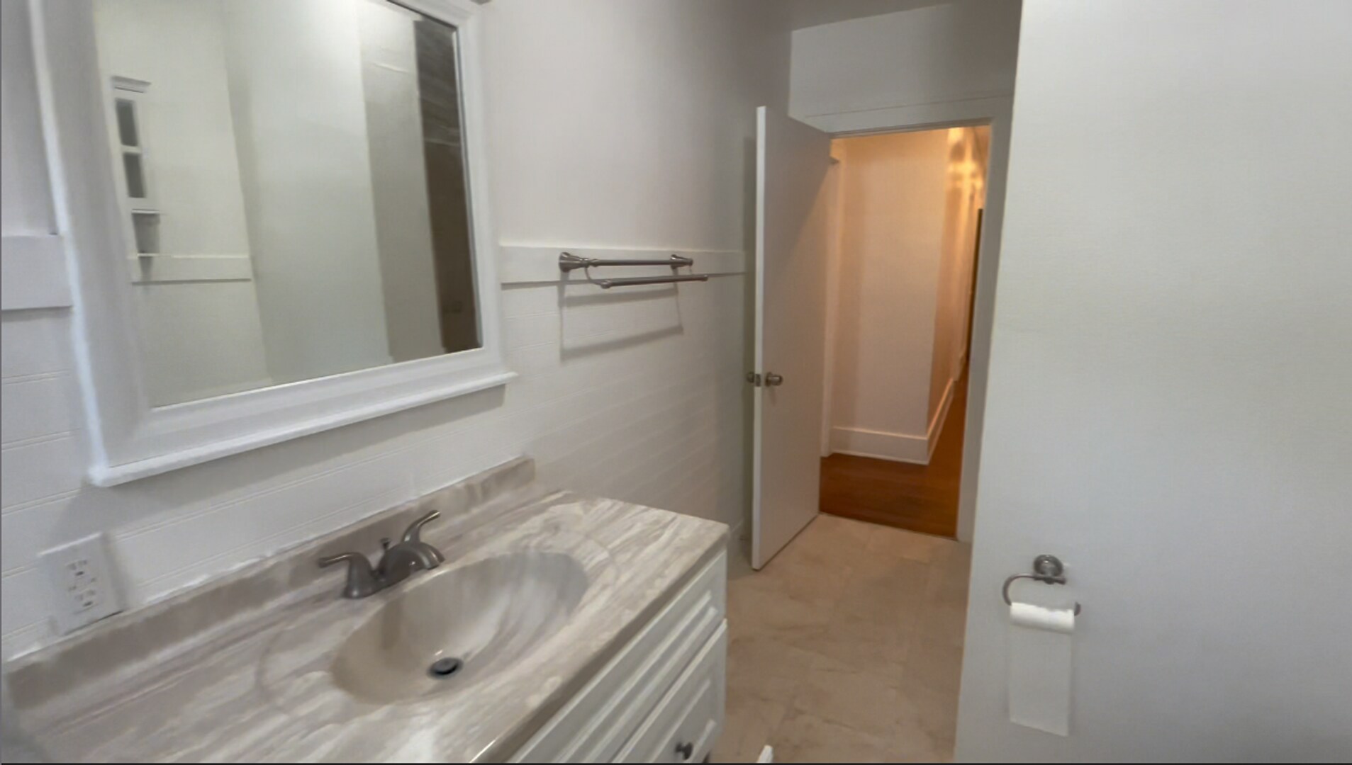 Building Photo - 2-Bedroom Duplex in Prime Mid-Wilshire Area!