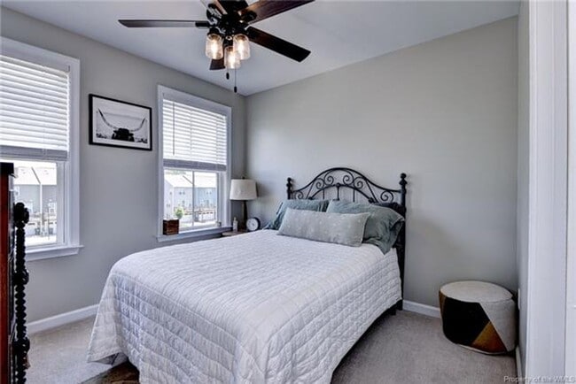 Building Photo - 3 Level Town home with 3 bedrooms and a bonus