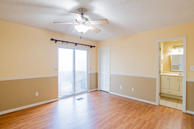 Building Photo - Great Townhouse in Central Pensacola