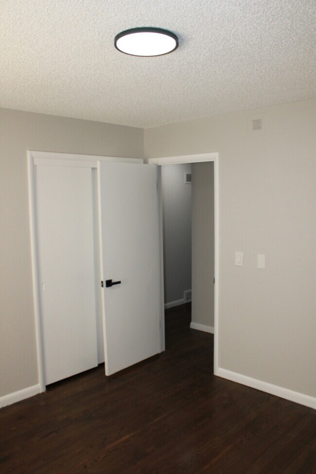 Building Photo - Spacious and beautiful 5 bedrooms and 2 full baths home located on E 47th St in Kansas City, MO