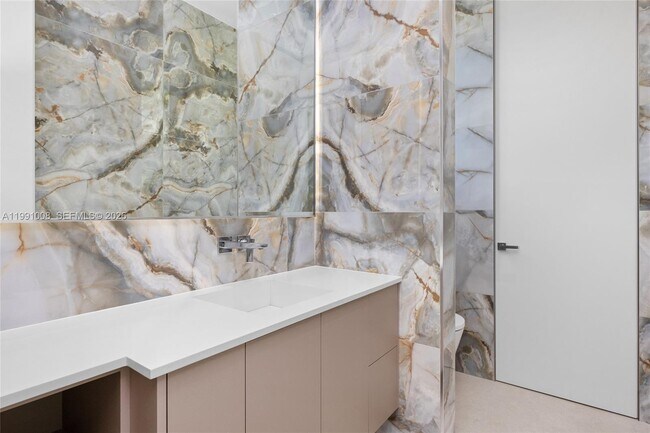 Building Photo - 503 Palm Dr