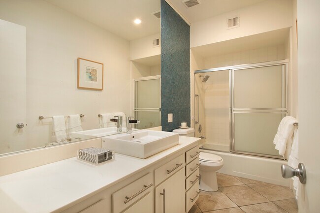 2nd Bathroom - 501 Desert Lakes Cir