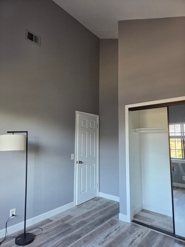 Building Photo - 2721 Ivanhoe Ave