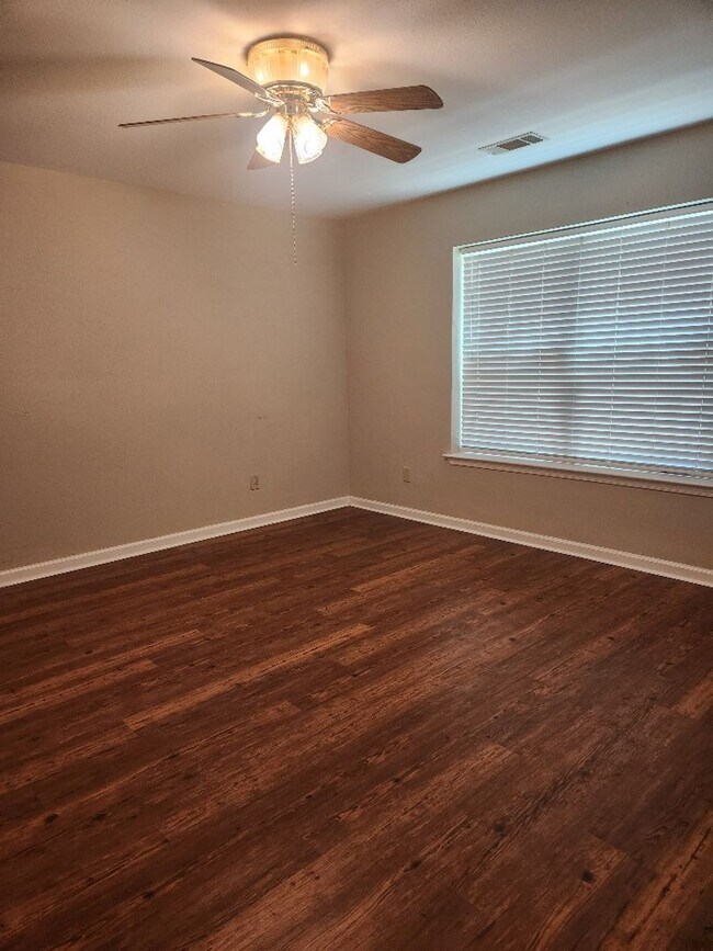 Building Photo - 2/2 Lower Unit Condo