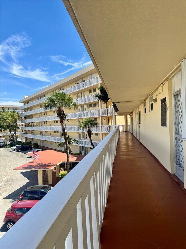 Building Photo - 2980 Point E Dr