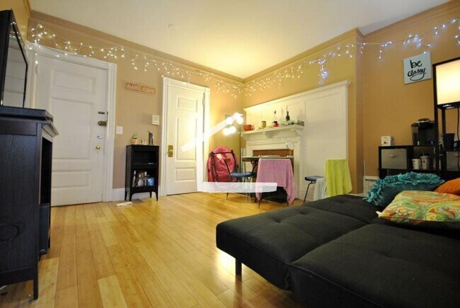 Building Photo - 9/1 Spacious Kenmore Sq 2BR, heat/hot wate...