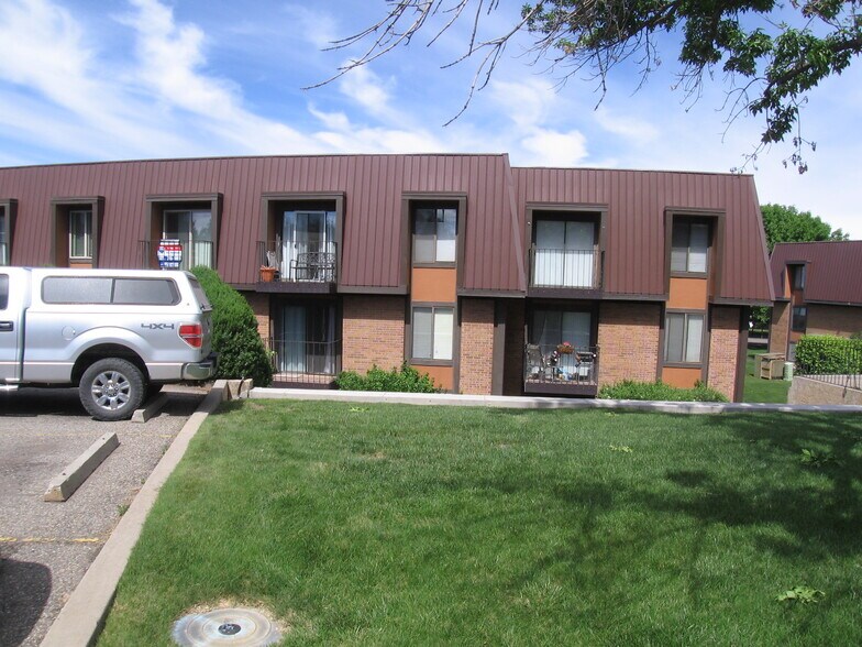 Building Photo - 3231 Lakeside Dr