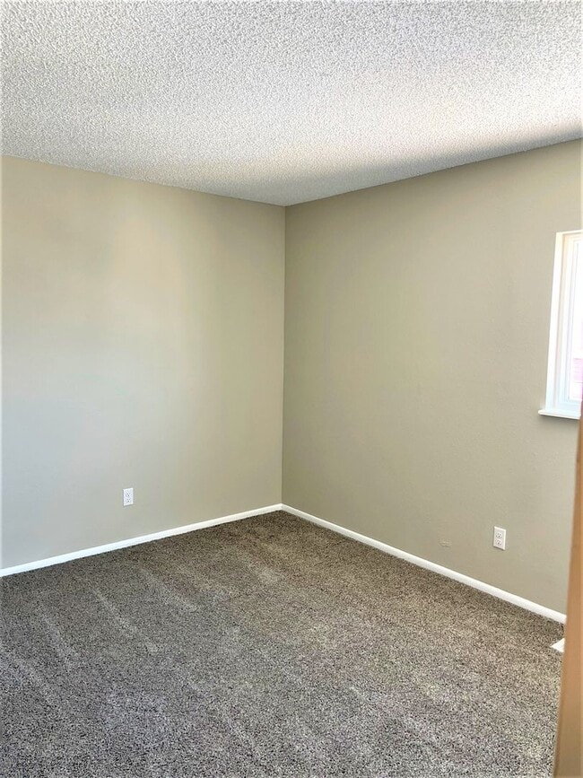 Building Photo - $1200 | 2BR/1BA | Cute Dog Friendly Townho...