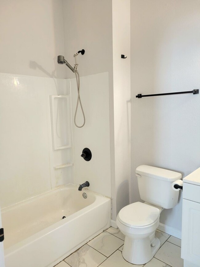 Building Photo - Renovated and Ready to Rent...340 N Aurora Collinsville