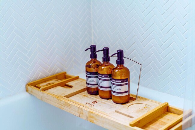 Building Photo - 33 Lundy St