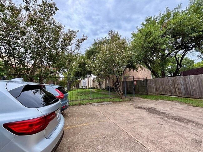 Building Photo - 8712 Wilcrest Dr