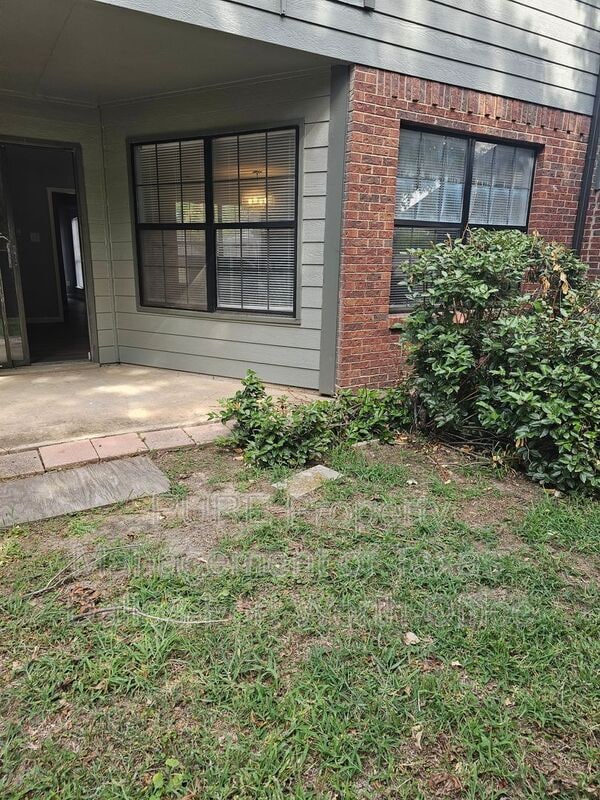 Building Photo - 806 Castleglen Dr