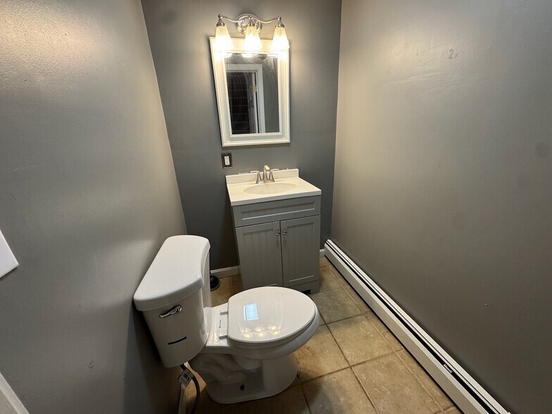 Half bath - 48 Fisher St
