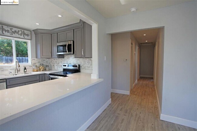 Building Photo - Clean/Remodeled 3 Bedroom 2 Bath with Large  Lot