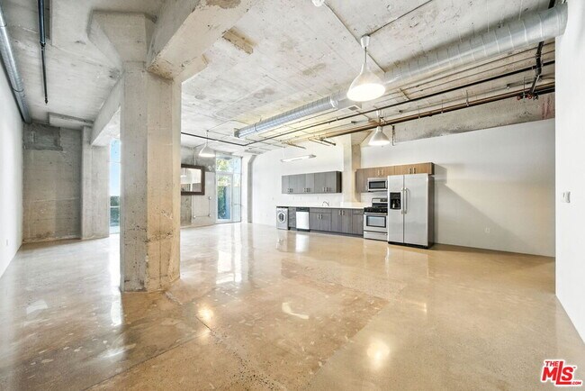 Building Photo - 825 East 4th St