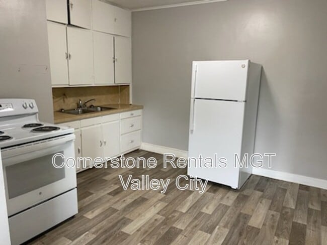 Building Photo - 208 5th Ave SW