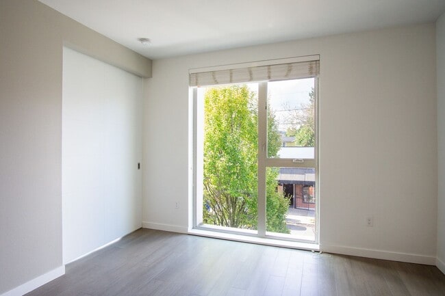 Building Photo - CHRISTMAS COMES EARLY: $500 FOR YOU! 2nd Floor Modern & Sleek 1Bdr in Sellwood!