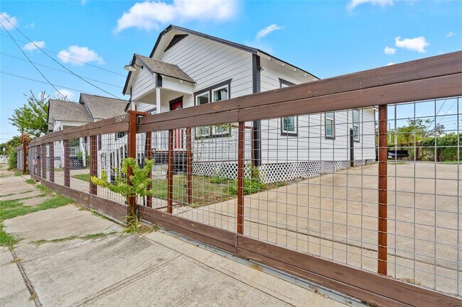 Primary Photo - 3409 Polk St