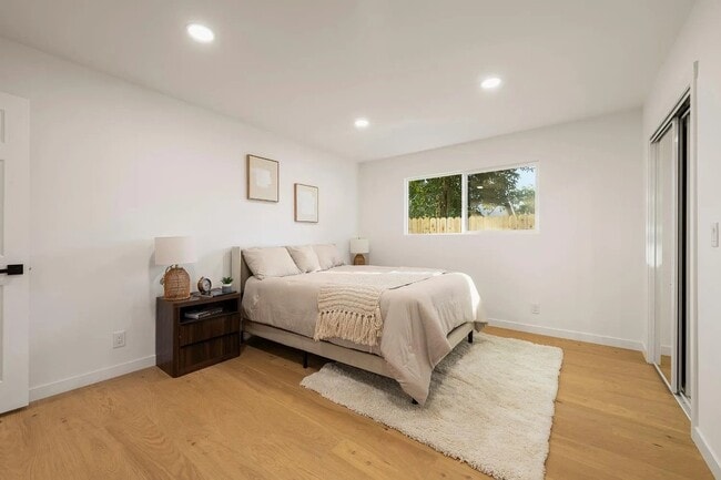 Building Photo - 5552 E Knoll Dr