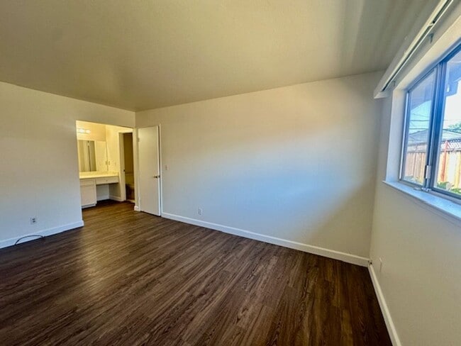 Building Photo - Beautiful Move-In Ready Two Bedroom Two Ba...