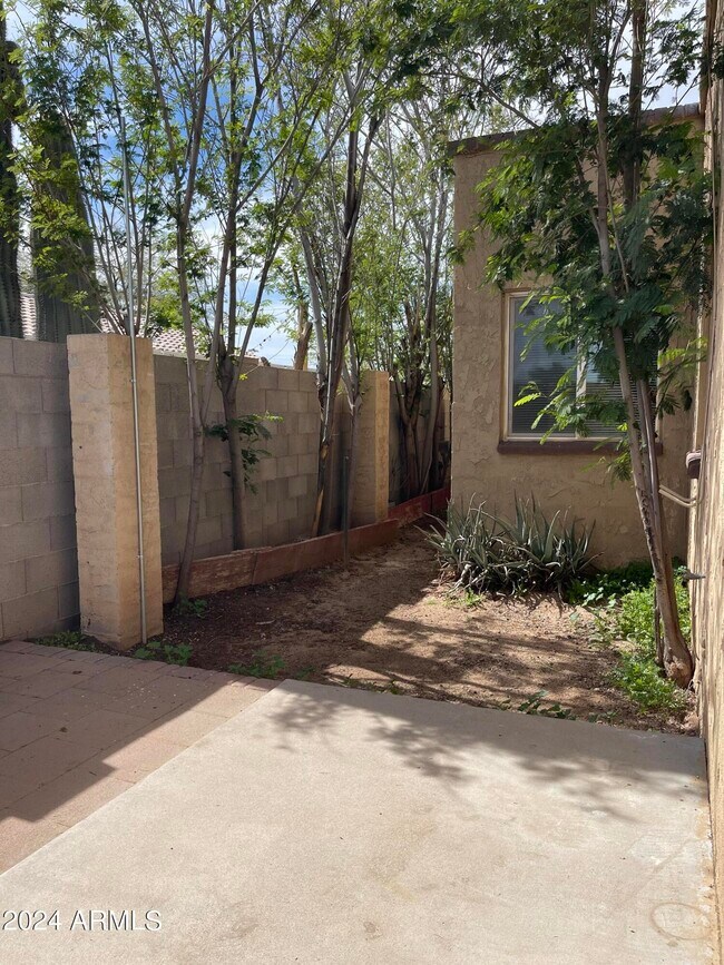 Building Photo - 916 N Pueblo Dr