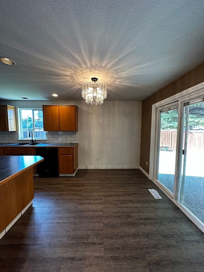 Building Photo - Gorgeous 4 Bedroom 2.5 Bath Single Family ...