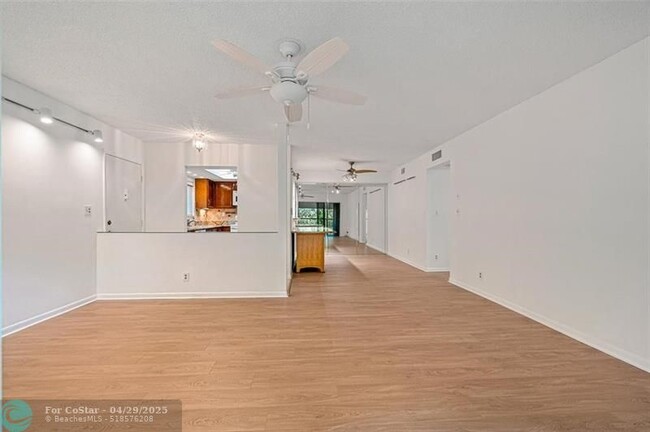 Building Photo - 147 Deer Creek Blvd