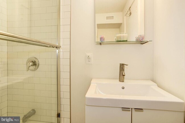 Building Photo - 430 Poplar St