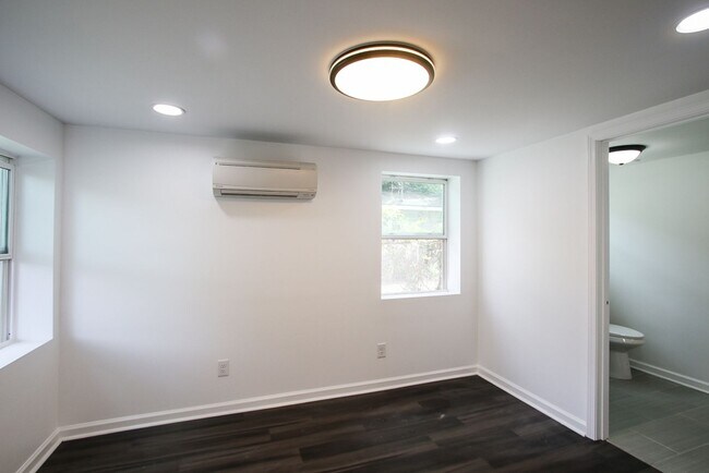 Building Photo - Adorable New Build 1-Bedroom Apartment