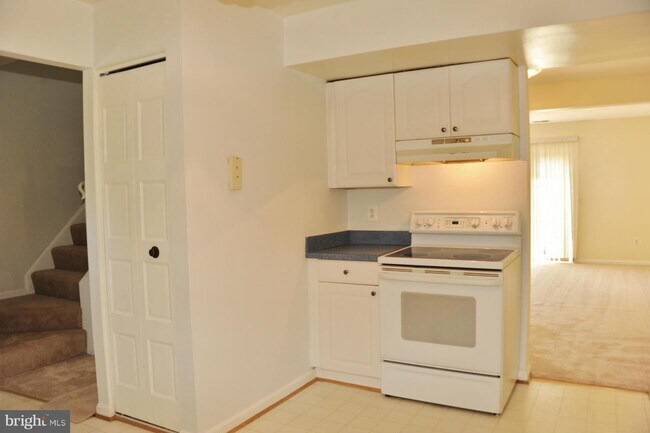 Building Photo - 6533 Yadkin Ct