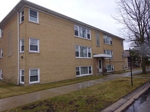 Building Photo - 5857 W Montrose Ave