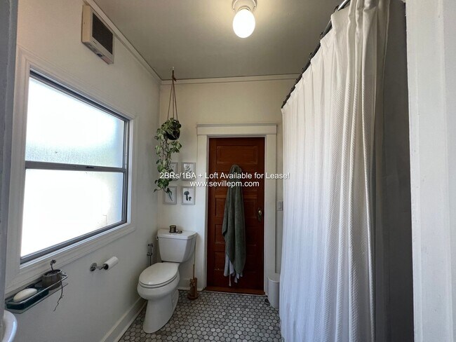 Building Photo - CHARMING 2 BEDROOM /1 BATHROOM HOME W/LOTS...