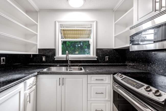 Building Photo - 8642 Sunset Dr