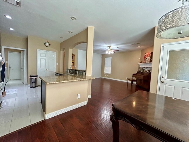 Building Photo - 5319 Lindenchase