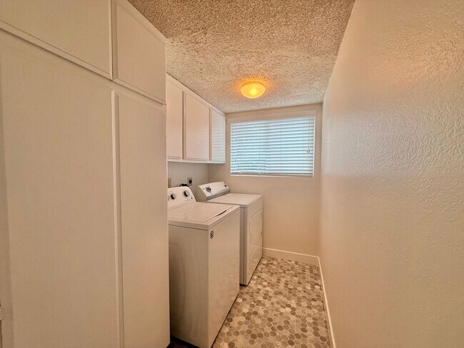 Building Photo - Large Home on Cul-de-Sac!