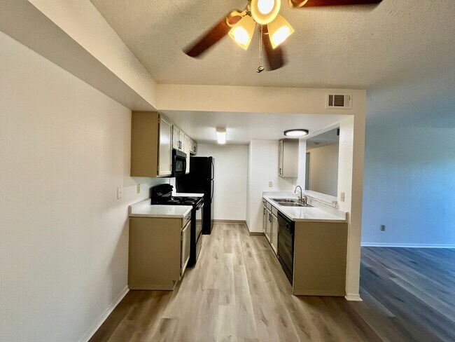 Building Photo - 2 bed 1 bath on 2nd floor in unit washer/d...