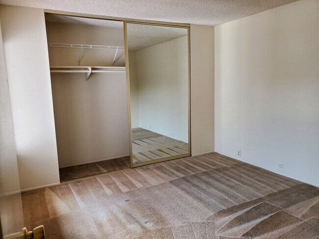 Building Photo - EASTER WAY-CONVENIENTLY LOCATED ON UCSD BU...