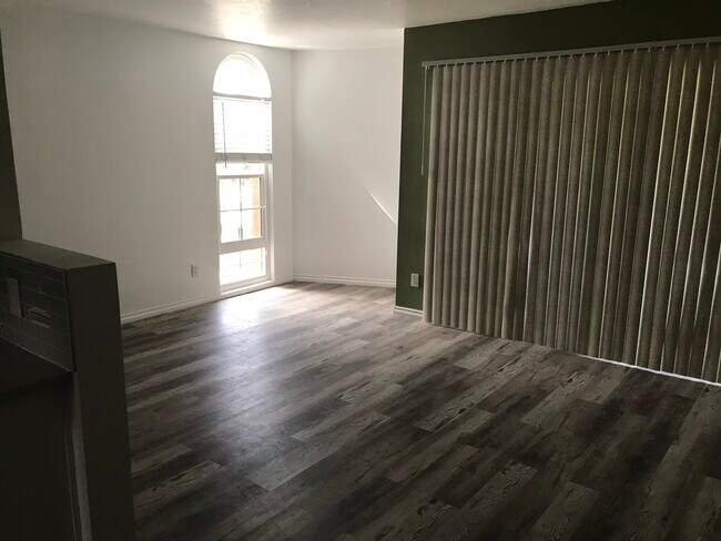 Building Photo - 5051 La Jolla Blvd