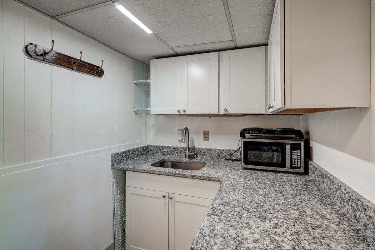 Building Photo - 1422 Pineview Dr