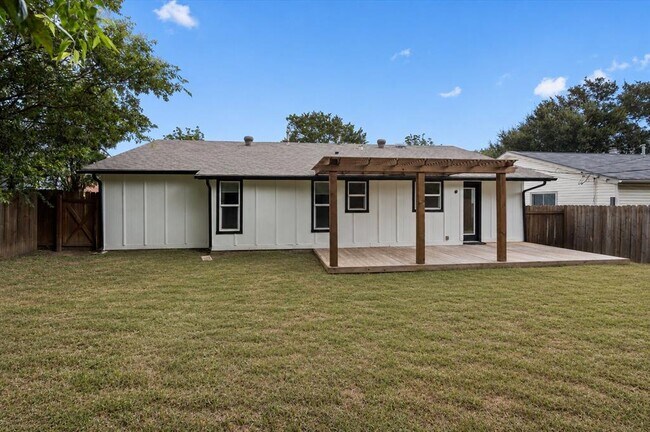Building Photo - 3307 Oak Alley